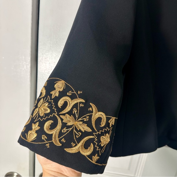 Black small jacket, Unwrinkled fabric, with gold embroidery that looks great - Picture 8 of 14